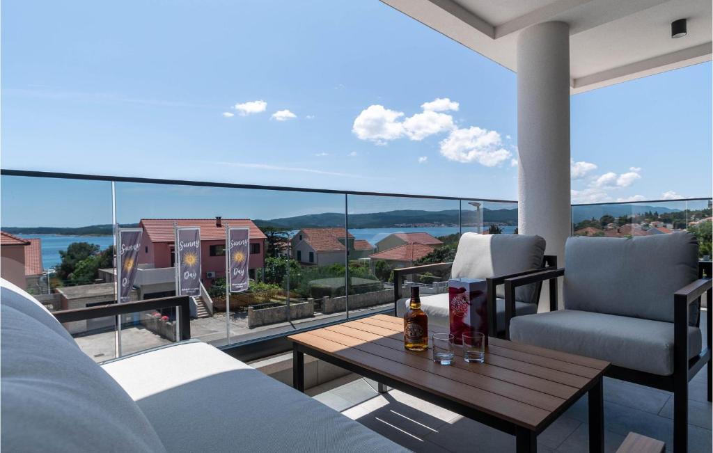eine Terrasse mit einem Tisch und Stühlen auf dem Balkon in der Unterkunft Stunning Apartment In Orebic With Kitchen in Orebić