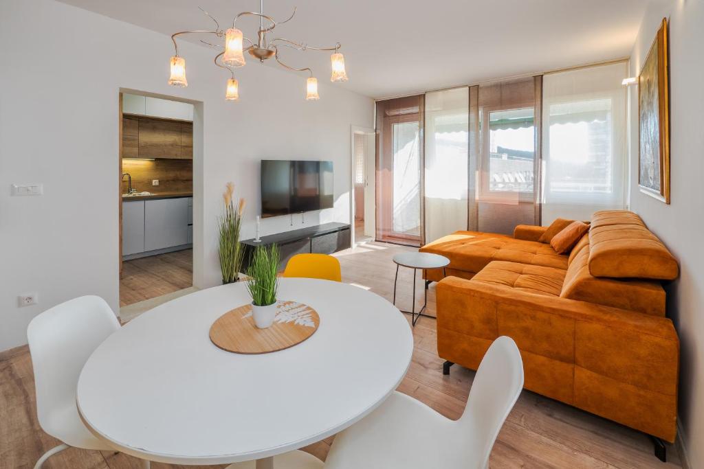 - un salon avec une table blanche et un canapé dans l'établissement Split Serenity/ Suite with Sea View Balcony, à Split