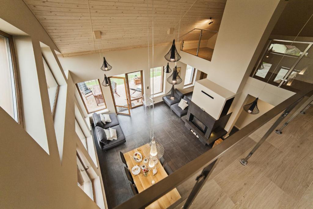een woonkamer en eetkamer aan het plafond bij Aspen Deluxe Residence & ASPEN cottage in Międzybrodzie Bialskie