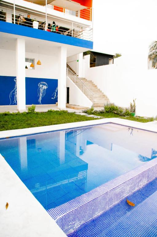 a swimming pool in front of a building at KaiBlue Hotel y Restaurante in La Libertad