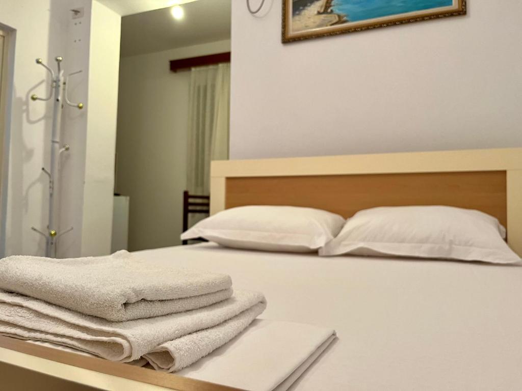 Postel nebo postele na pokoji v ubytování Rei’s place