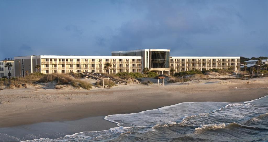 een uitzicht op een strand met een hotel en de oceaan bij Hotel Tybee in Tybee Island
