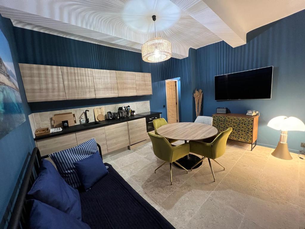 TV a/nebo společenská místnost v ubytování LE GRAND PECHEUR DE CASSIS