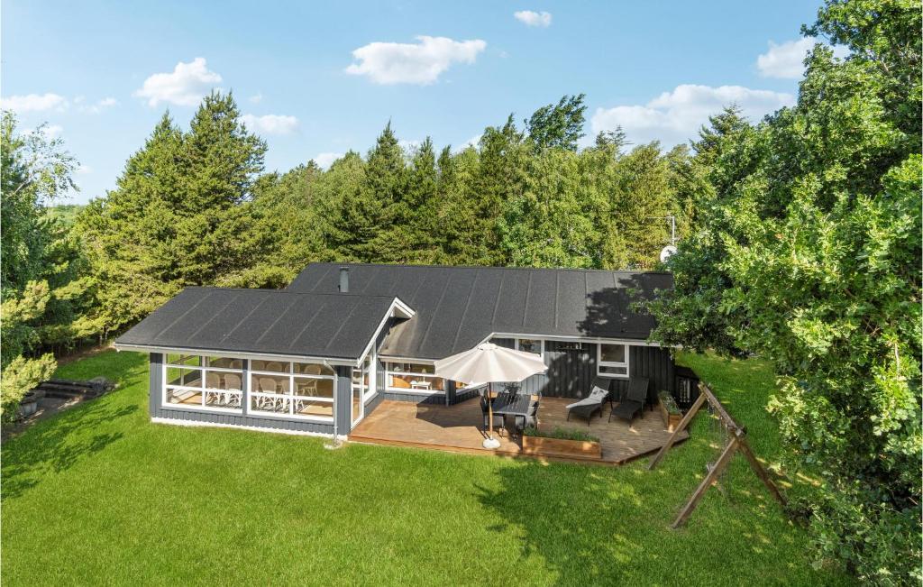- une vue aérienne sur une maison dotée d'un toit solaire dans l'établissement 3 Bedroom Nice Home In Jerup, à Jerup
