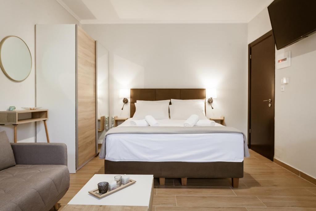 una camera d'albergo con letto e divano di Serenity Studio for couples a Città di Rodi