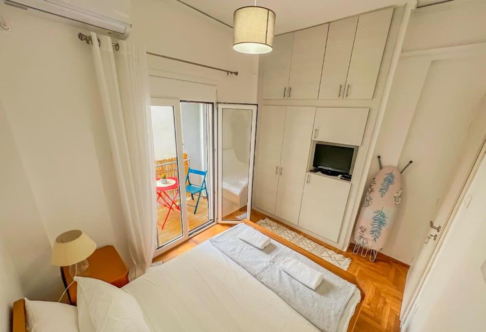 Ένα ή περισσότερα κρεβάτια σε δωμάτιο στο Cozy Athens Hideaway