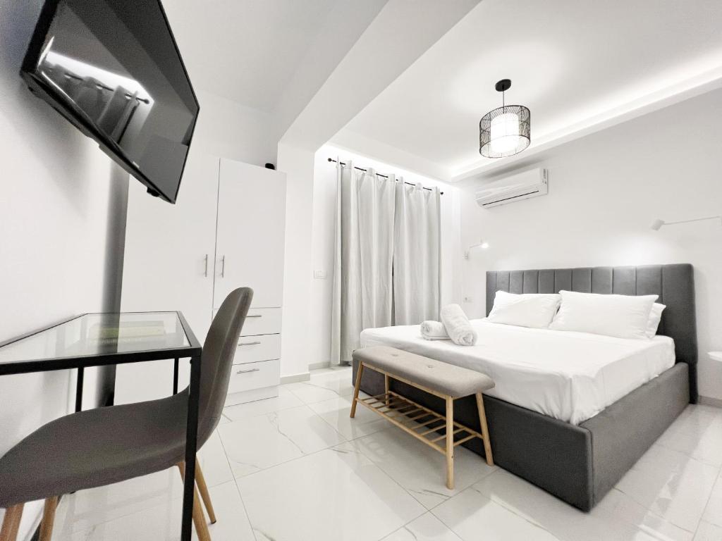Postel nebo postele na pokoji v ubytování Trinity Suites