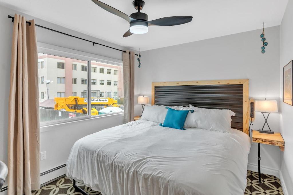 a bedroom with a large bed and a window at Highliner Hotel - King Rooms with City & Park Views in Anchorage