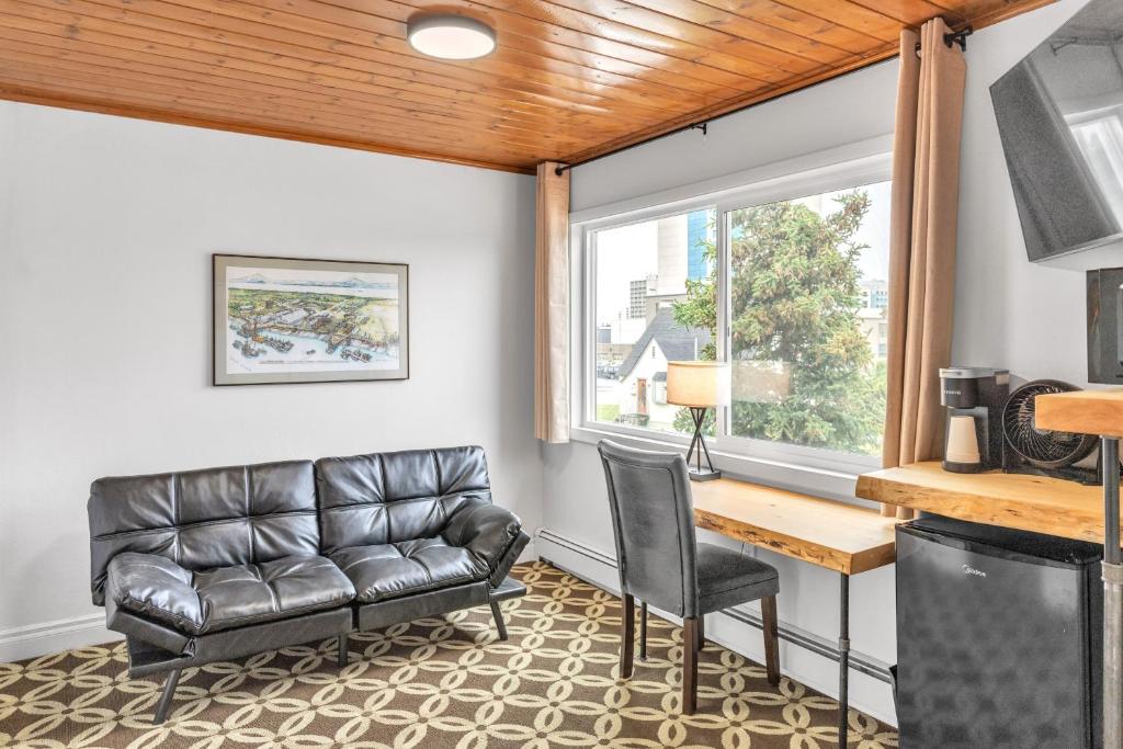 Highliner Hotel Deluxe Double Queen with Mountain View, Anchorage