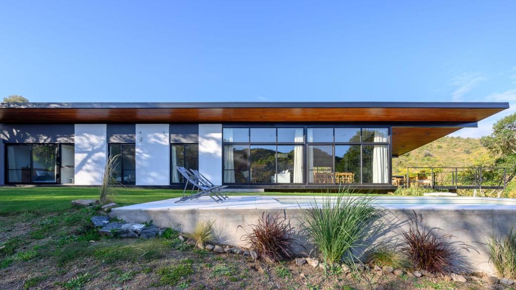 Casa moderna con techo de madera en CASA15Golf Potrerillo de Larreta en Alta Gracia