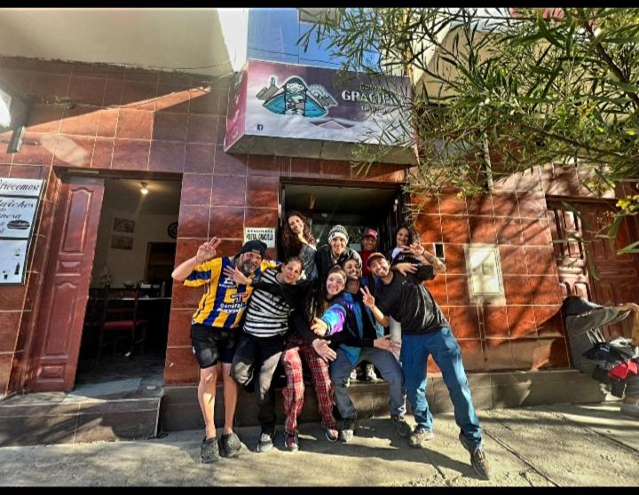 eine Gruppe von Personen, die vor einem Gebäude posieren in der Unterkunft Hostal Graciela in Oruro