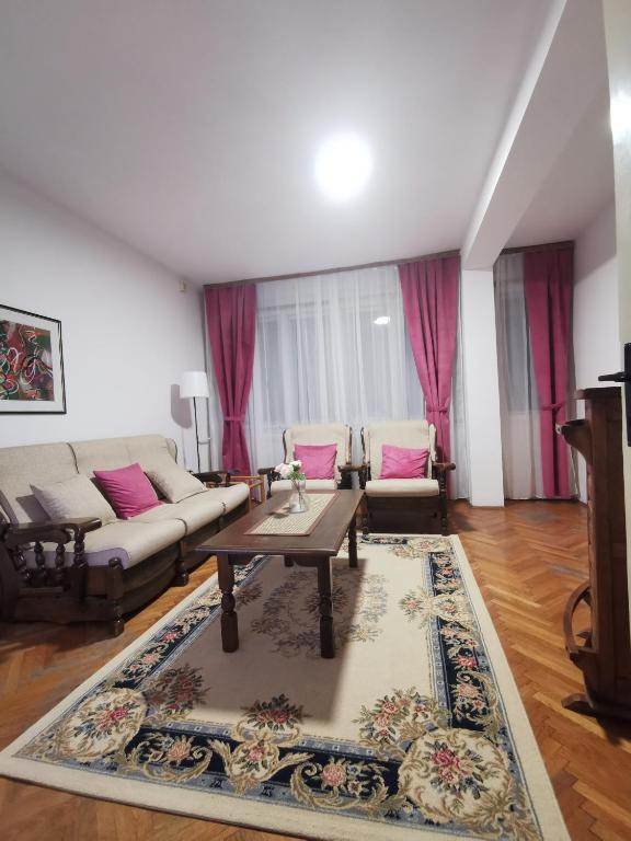 un soggiorno con un divano e un tavolo di Apartman Monaco a Kraljevo