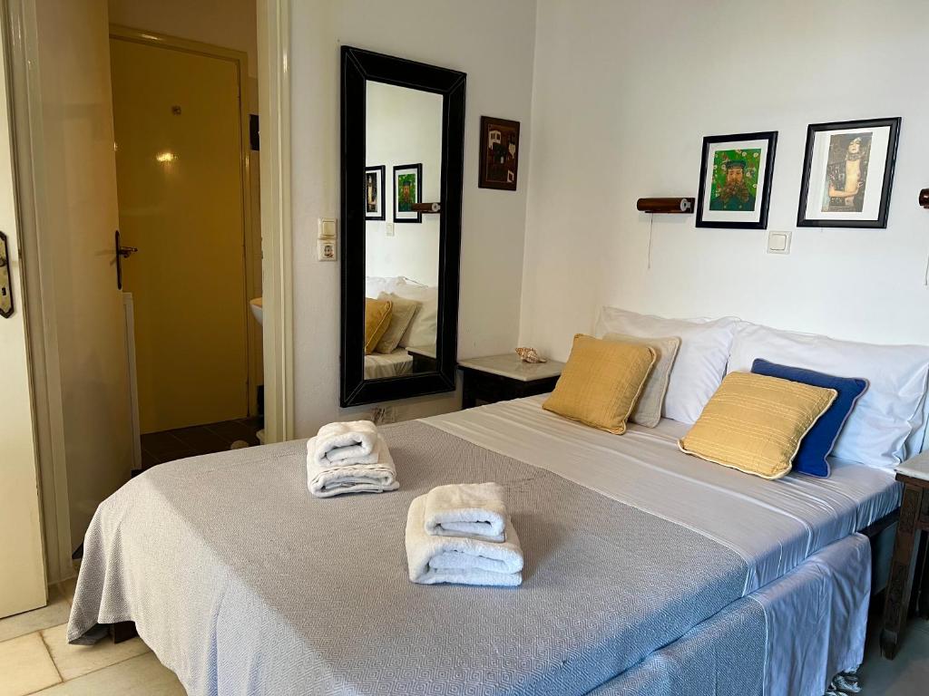 um quarto com uma cama grande e toalhas em pirgaki seaside house em Naxos Chora