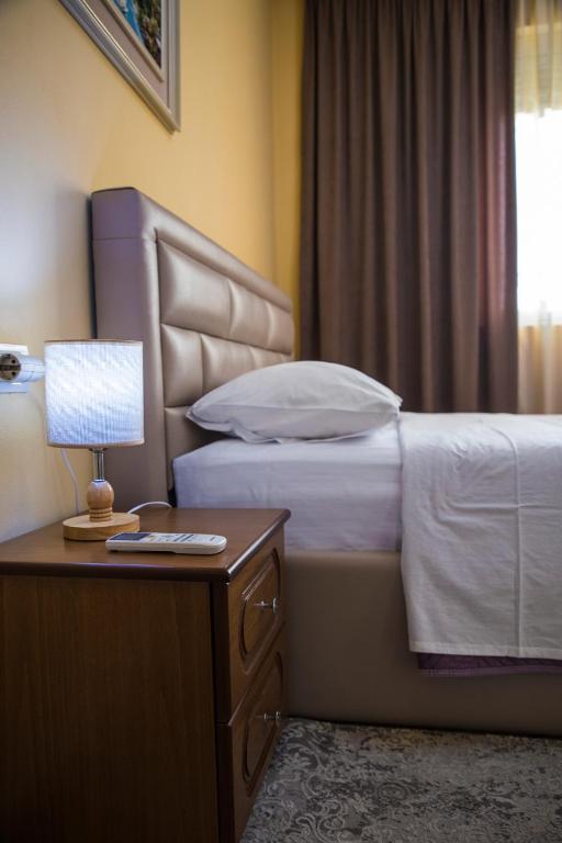 Postel nebo postele na pokoji v ubytování Vila Visi Hotel