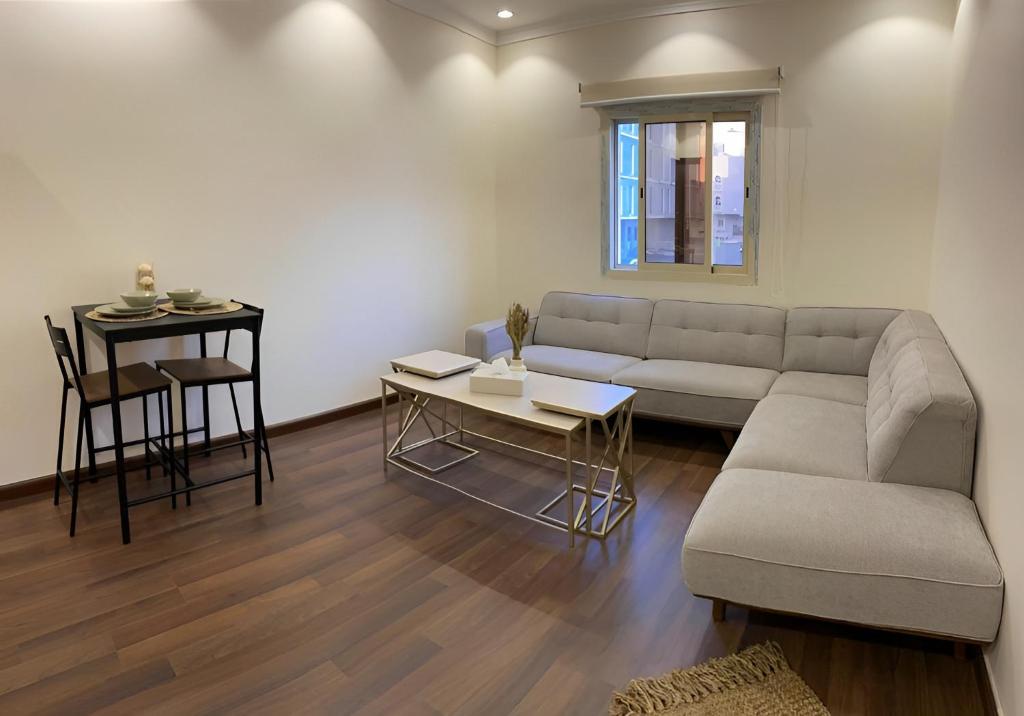 麥加的住宿－2 Bedrooms Apartment in Makkah，客厅配有沙发和桌子
