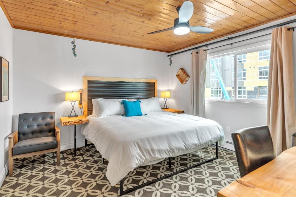 En eller flere senge i et værelse på Highliner Hotel - Deluxe King with City View