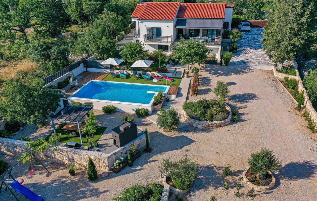 - une vue aérienne sur une maison avec une piscine dans l'établissement 2 Bedroom Beautiful Home In Sibenik, à Šibenik