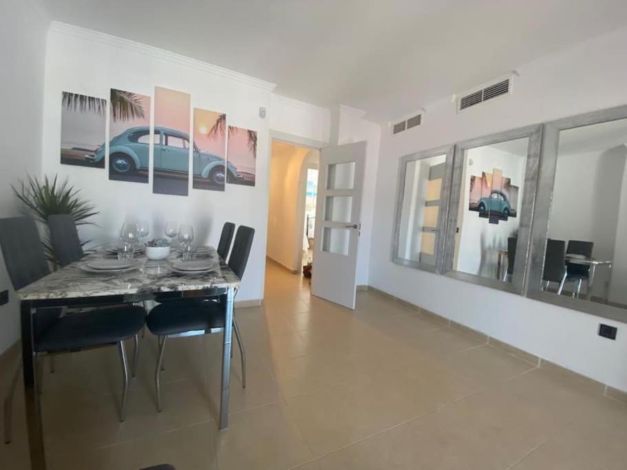 - une salle à manger avec une table et des chaises dans l'établissement Beach Apartment La Cala de Mijas, à La Cala de Mijas