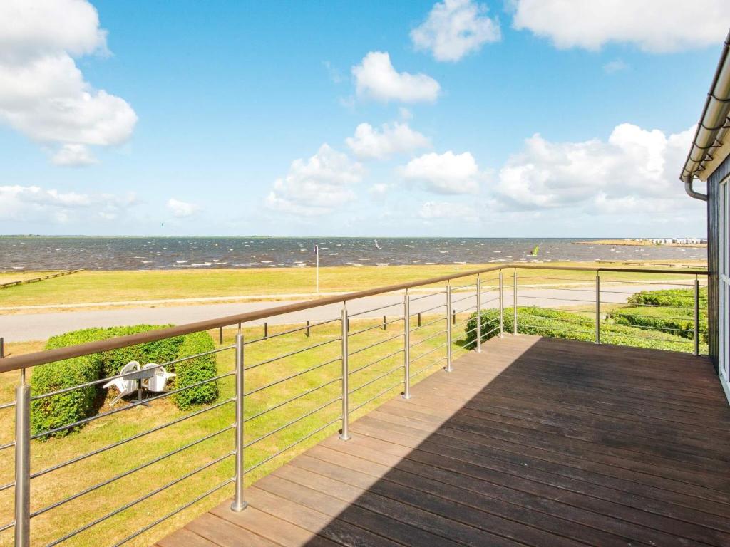 balcón con vistas al océano en 6 person holiday home in Hemmet, en Hemmet