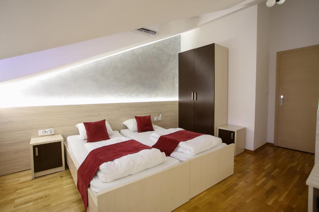 Postel nebo postele na pokoji v ubytování Hotel Emen