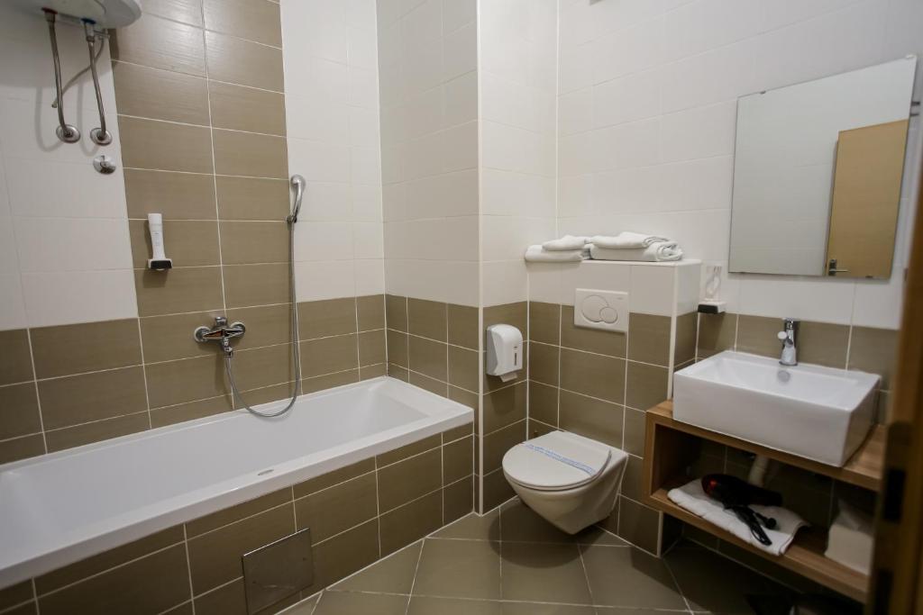 Koupelna v ubytování Hotel Emen