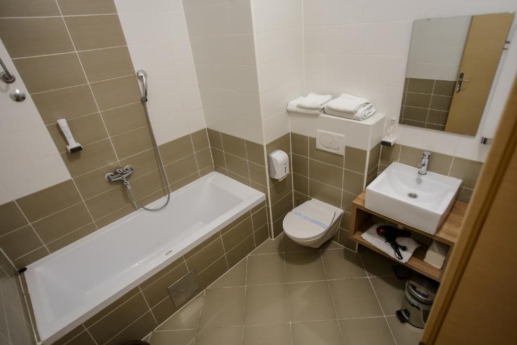 Koupelna v ubytování Hotel Emen