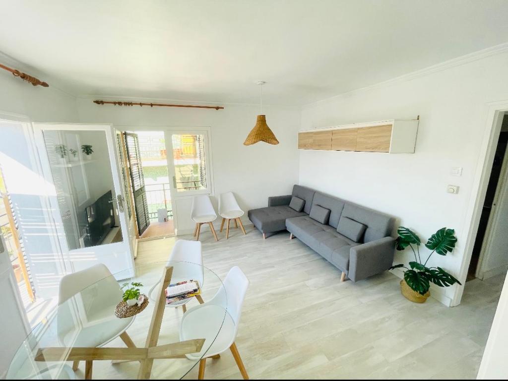 sala de estar con sofá, mesa y sillas en Precioso y exclusivo piso en centro de Tarragona, en Tarragona