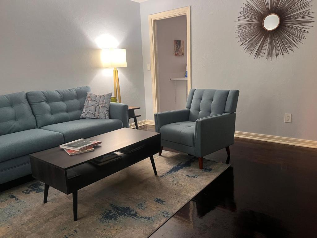 una sala de estar con un sofá y una silla en Park View West, en Lakeland