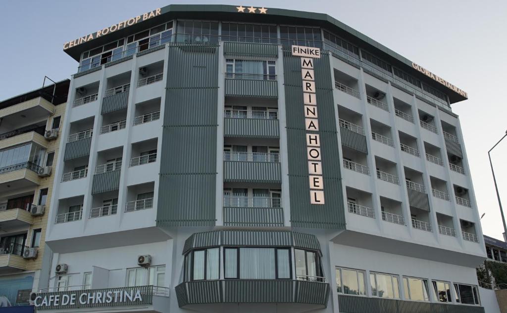 Finike Marina Hotel في فينيقيه: مبنى عليه لافته الفندق