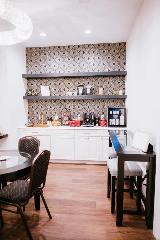 Kuchyň nebo kuchyňský kout v ubytování Inn On Central