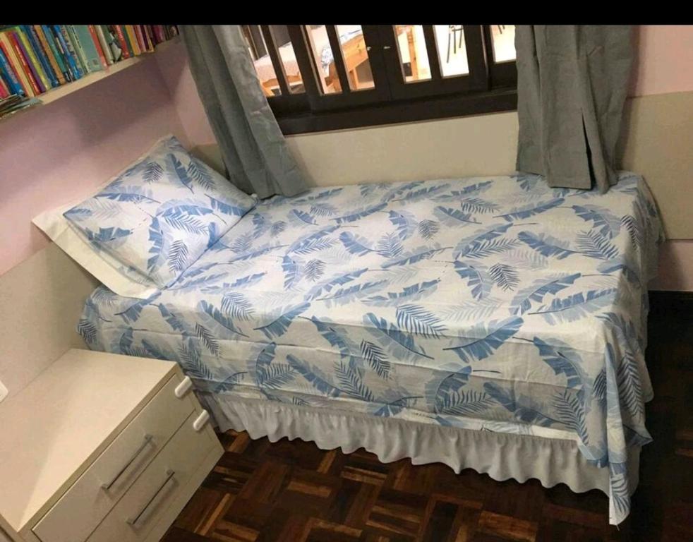 Postel nebo postele na pokoji v ubytování Quarto Deluxe em Foz piscina wifi estacionamento cozinha E AR