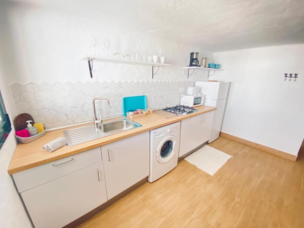 A kitchen or kitchenette at Casa Gercko 2