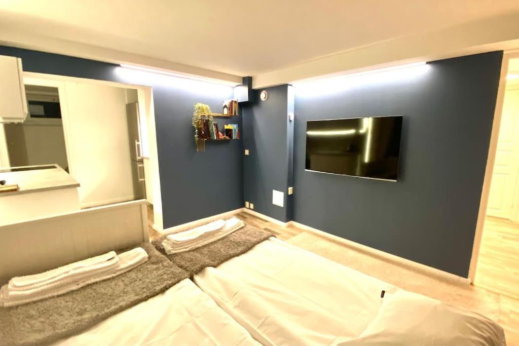Pokój z łóżkiem i niebieską ścianą w obiekcie Extraordinary apartment with double shower w mieście Norrahammar