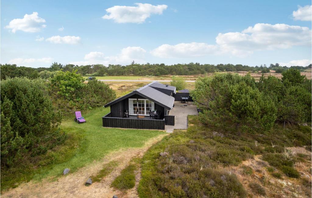 una vista in alto di una piccola casa in un campo di Beautiful Home In Fan With Kitchen a Fanø