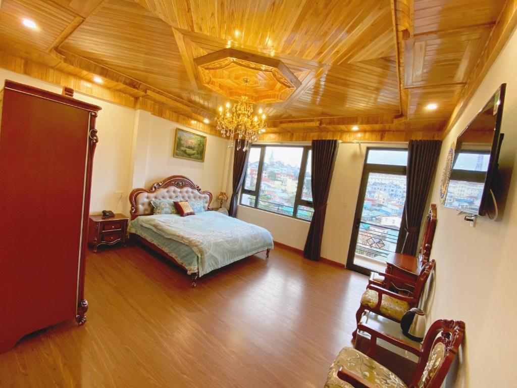 um quarto com uma cama e um tecto de madeira em HANZ Hoa Dang Hotel em Da Lat