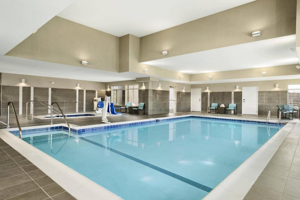 una gran piscina en una habitación de hotel en Residence Inn by Marriott St. Paul Woodbury, en Woodbury