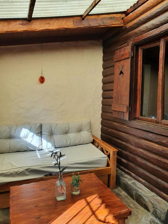 Habitación pequeña con cama y mesa en Mystic House en Mar del Plata
