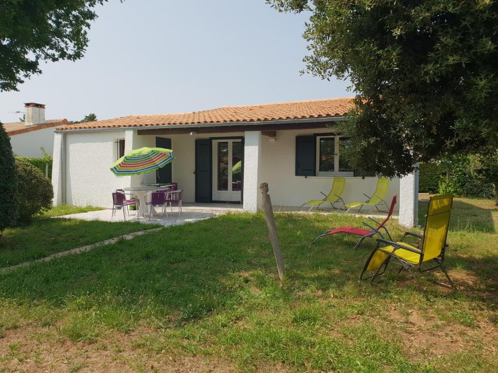 Vonkajšia záhrada v ubytovaní Charmante Maison au Calme, Proche Plage, Jusqu'à 6 Pers, Tout Confort - FR-1-476-190