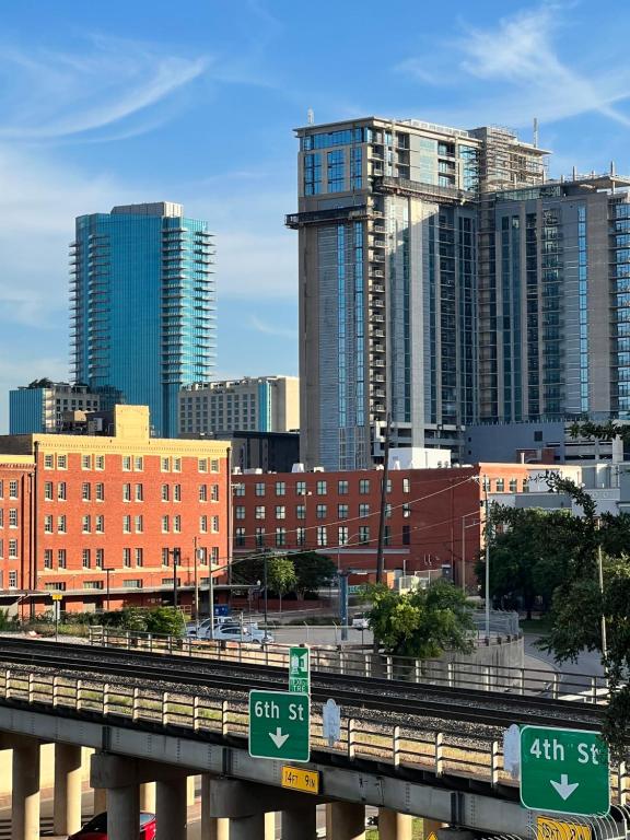 Blick auf eine Stadt mit einer Brücke und Gebäuden in der Unterkunft Fort Worth 2 bedroom Loft Downtown in Fort Worth