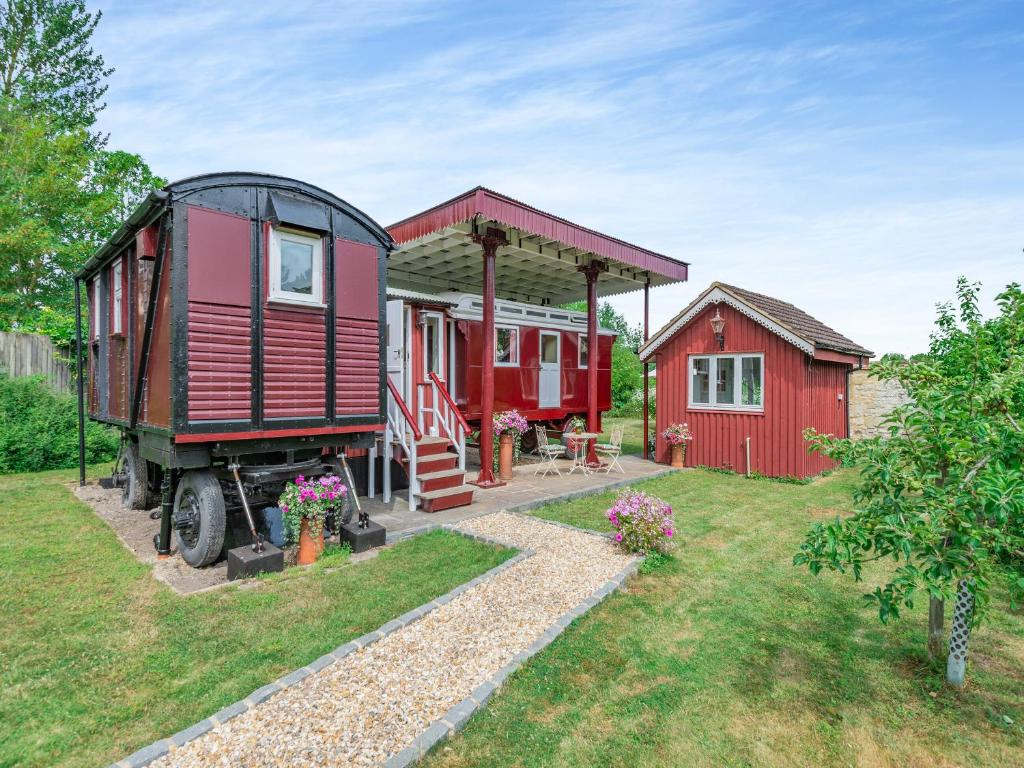 a tiny home with a train on the yard at Mahalia in Fordham