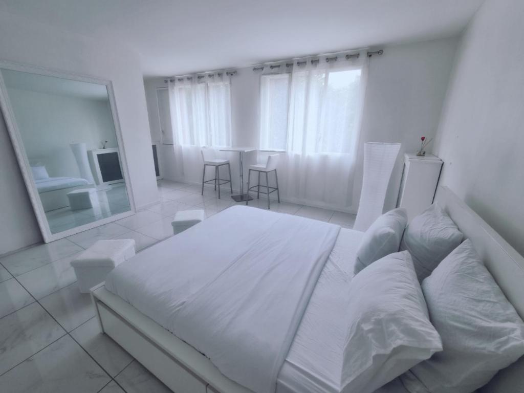 Photo de la galerie de l'établissement Le Cocon Blanc studio Jeux O, à Épinay-sur-Seine