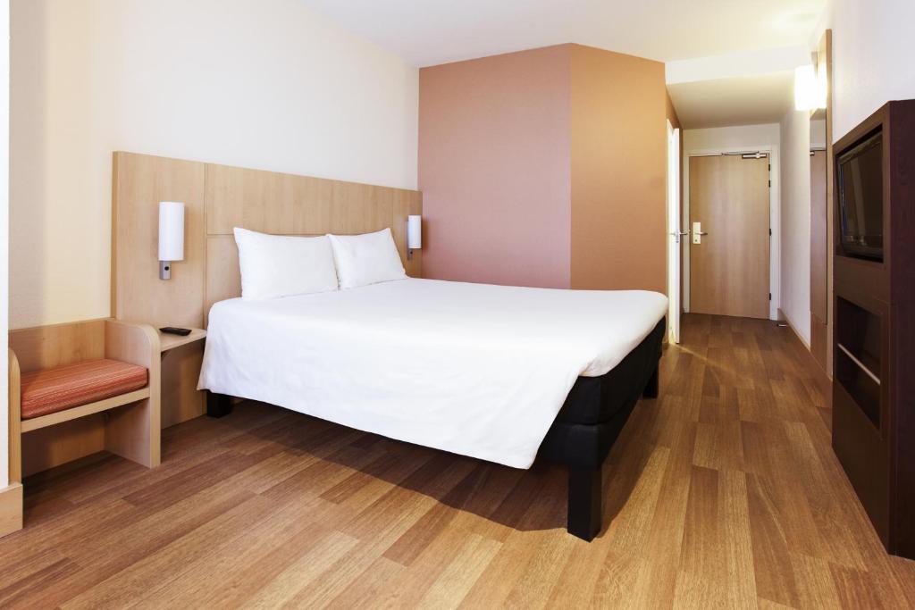 Cama o camas de una habitación en Ibis Madrid Centro las Ventas
