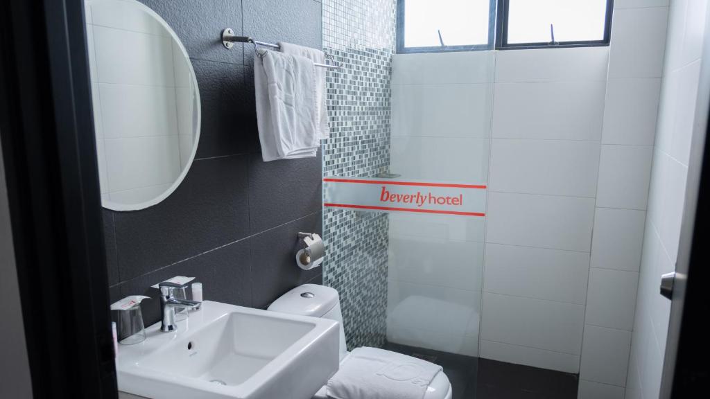 Koupelna v ubytování Beverly Hotel