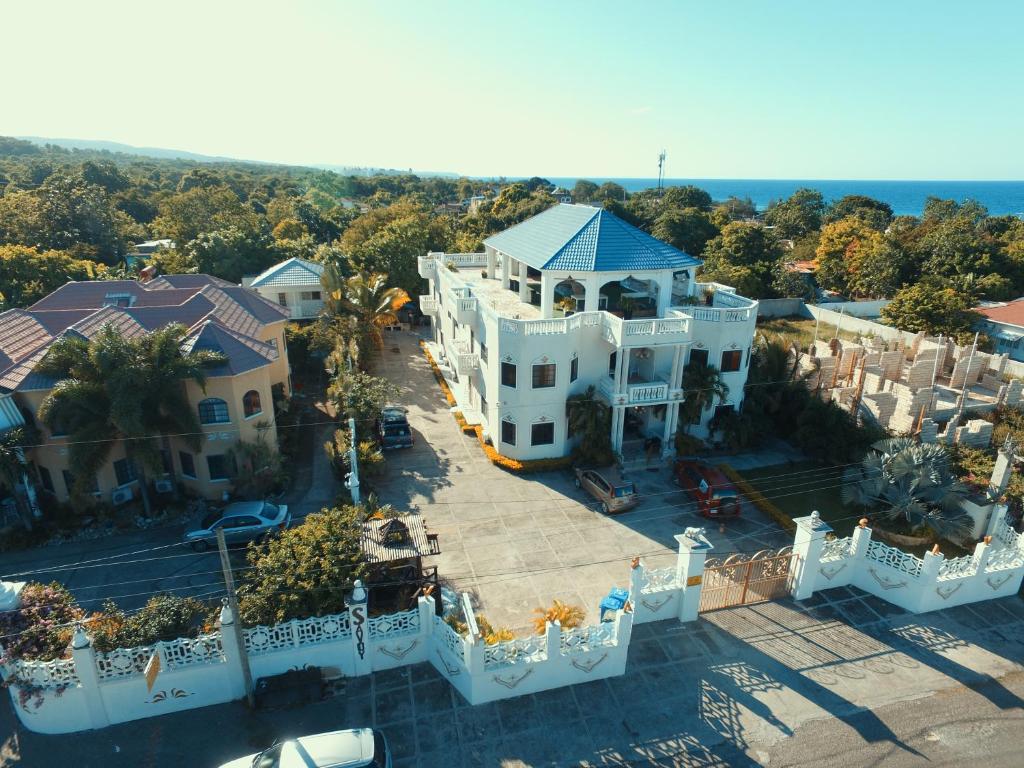 una vista aérea de una gran casa blanca en Little Savoy Guest House new, en Runaway Bay