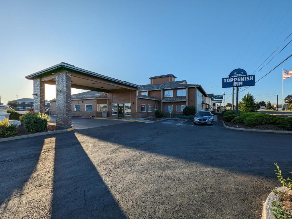 un parking en face d'un hôtel dans l'établissement Toppenish Inn and Suites, à Toppenish
