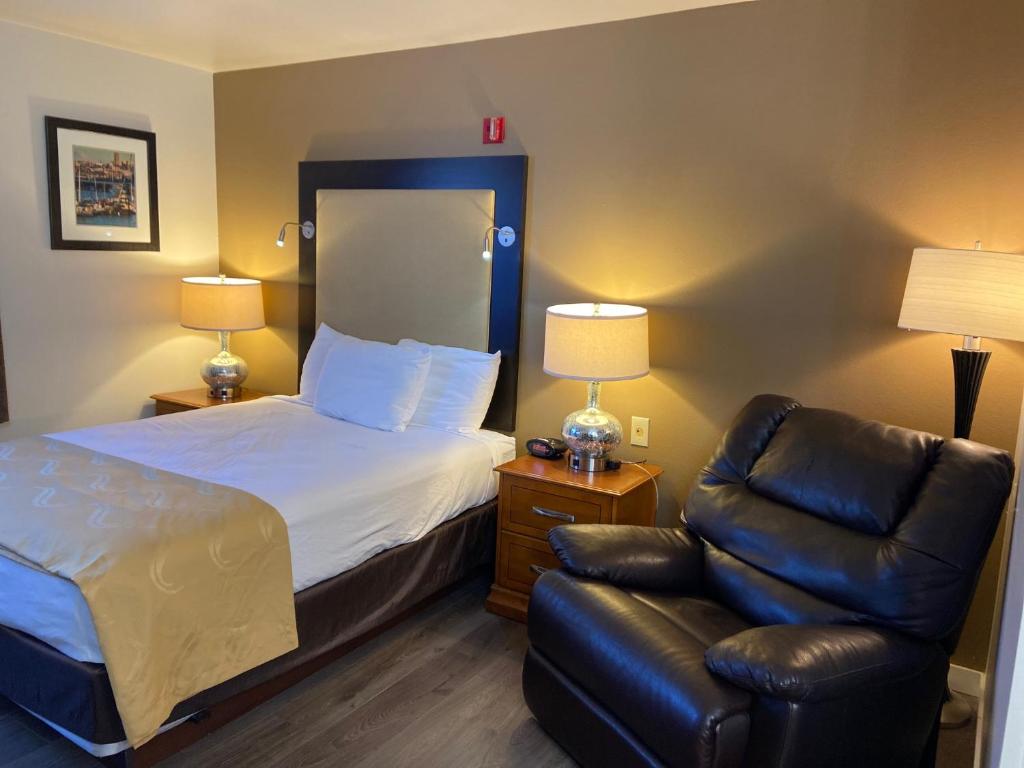 Postel nebo postele na pokoji v ubytování Toppenish Inn and Suites
