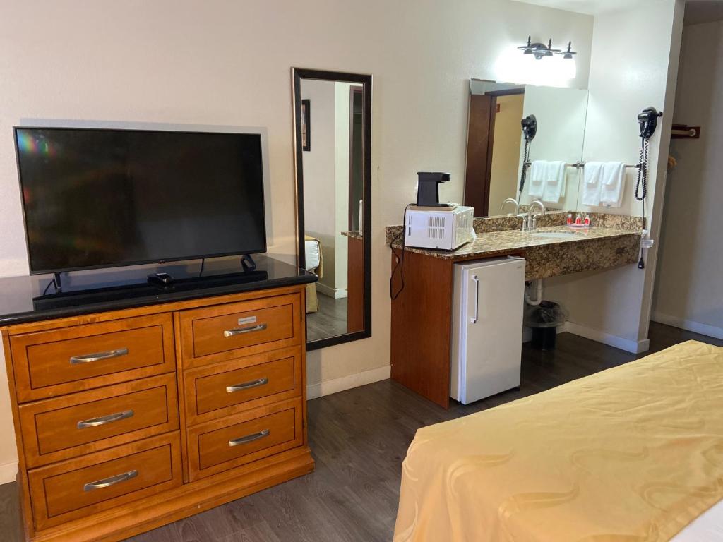 TV a/nebo společenská místnost v ubytování Toppenish Inn and Suites