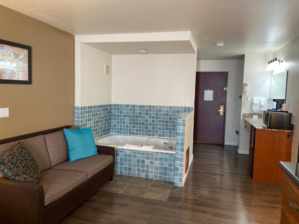 Kuchyň nebo kuchyňský kout v ubytování Toppenish Inn and Suites
