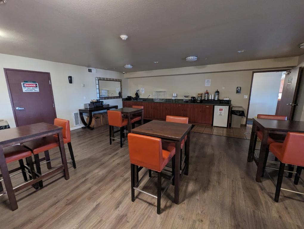 Kuchyň nebo kuchyňský kout v ubytování Toppenish Inn and Suites