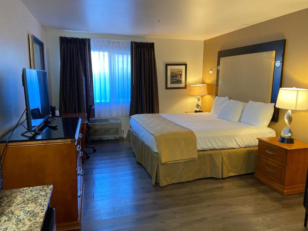 Postel nebo postele na pokoji v ubytování Toppenish Inn and Suites